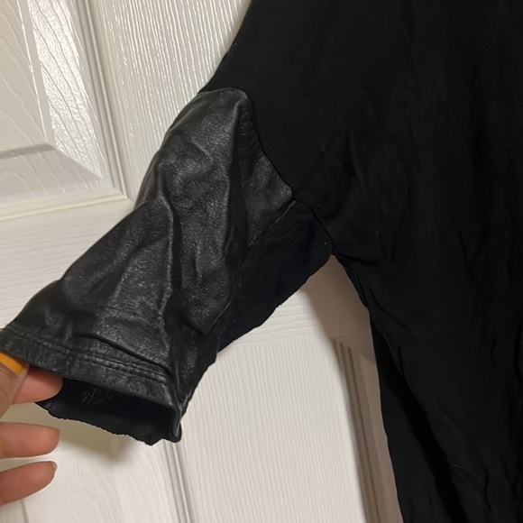 Club Monaco Batwing Leather Trim Oversized Tee - Picture 4 of 5